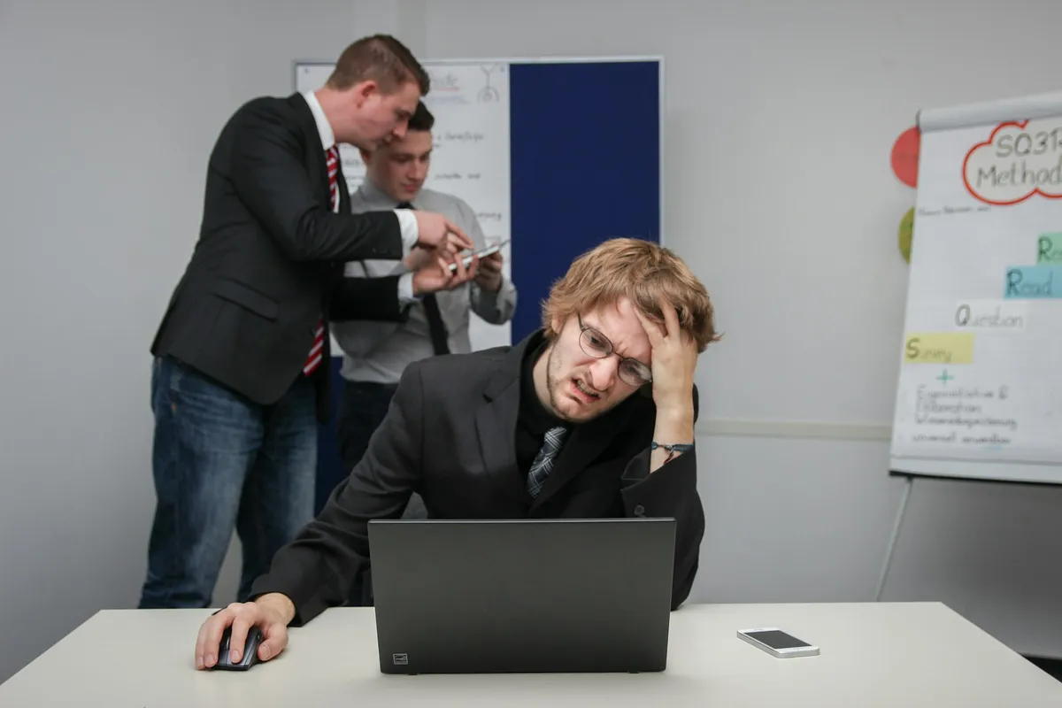 Norsk gründer ser på laptop med bekymret uttrykk — typisk akutt likviditets-situasjon