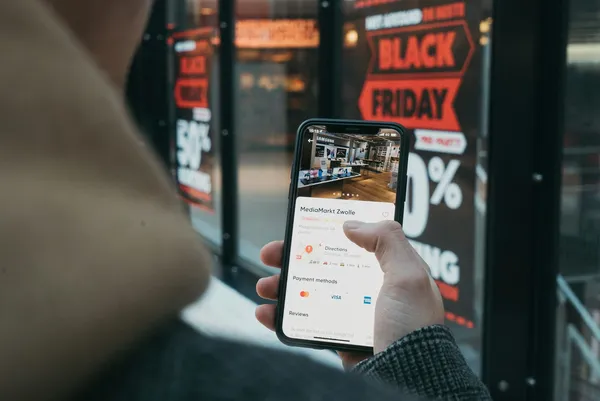Norsk nettbutikk-lager fullt av pakkede esker klare for Black Friday-utsending