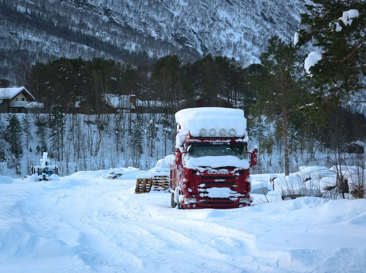 Lastebilsjåfør fyller diesel på norsk bensinstasjon — drivstoff er største variable kostnad