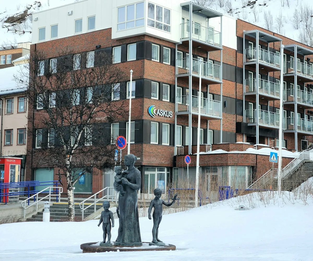 Norsk klinikkleder gjennomgår HELFO-refusjonskrav og månedlig kontantstrøm-analyse