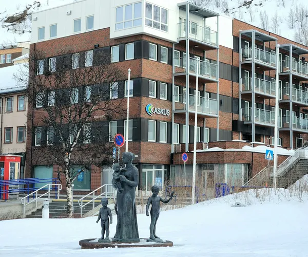 Norsk klinikkleder gjennomgår HELFO-refusjonskrav og månedlig kontantstrøm-analyse