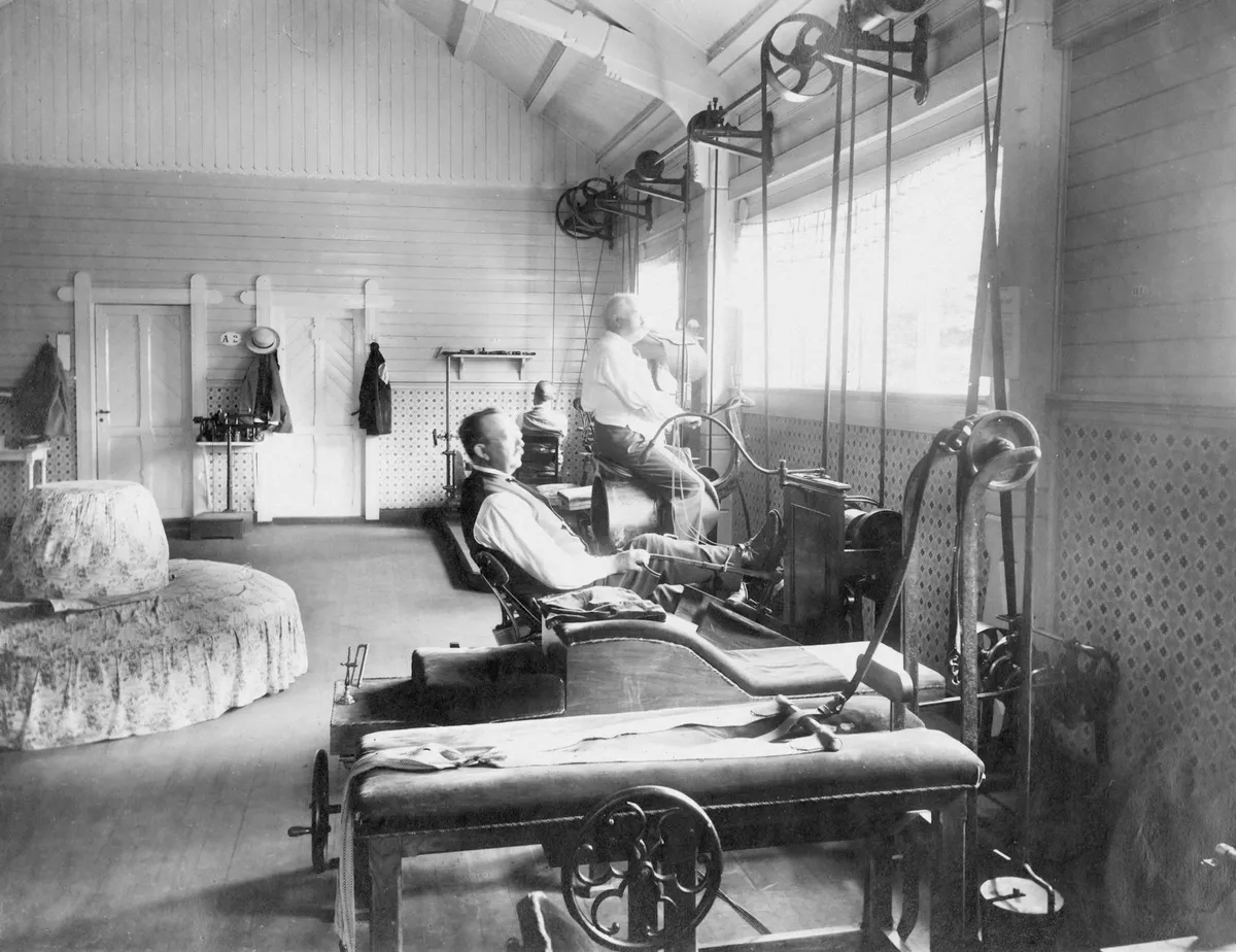 Norsk fysioterapeut planlegger oppstart av klinikk med moderne behandlingsbenker og utstyr