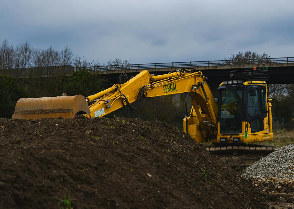 Moderne beltegraver Caterpillar i drift på norsk anleggsplass
