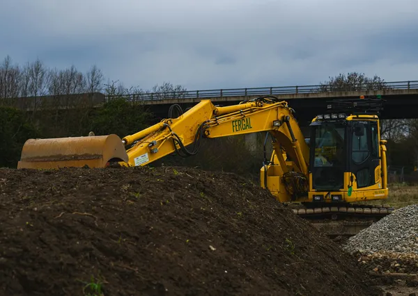 Moderne beltegraver Caterpillar i drift på norsk anleggsplass