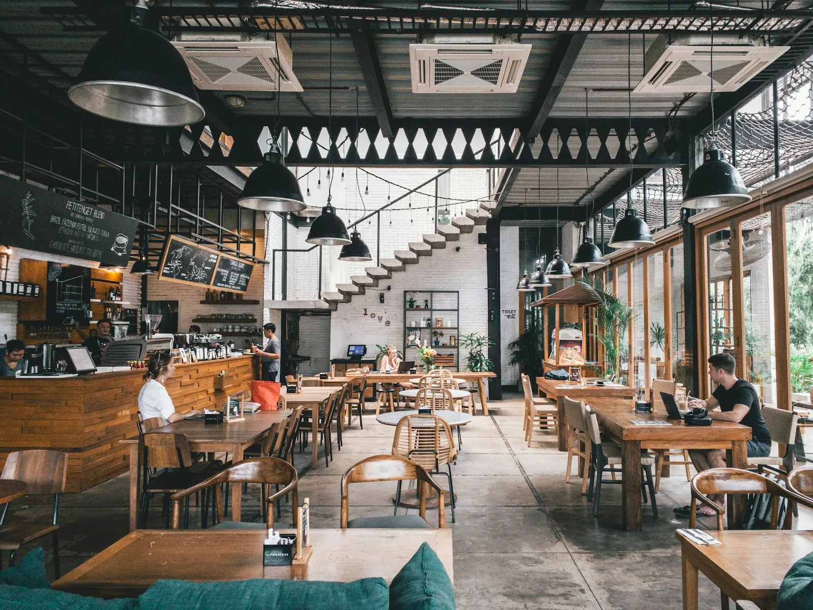 Restauranteier ser over regnskap og marginer