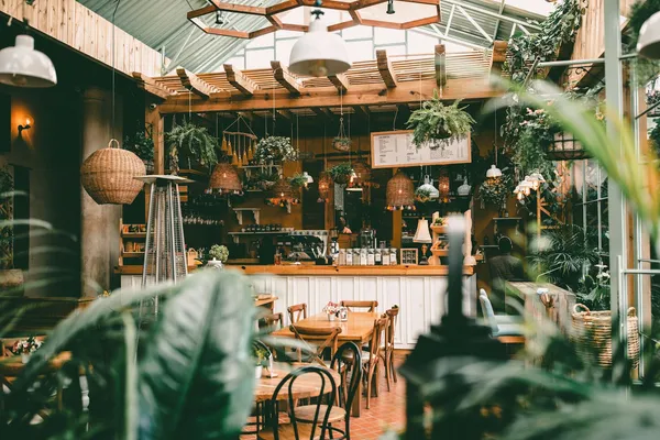 Kafé- og butikkdrift i en travel norsk handlegate