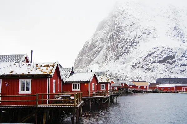 Restaurant med stengt fasade i vinterlandskap — typisk januar-bilde for serveringsbransjen