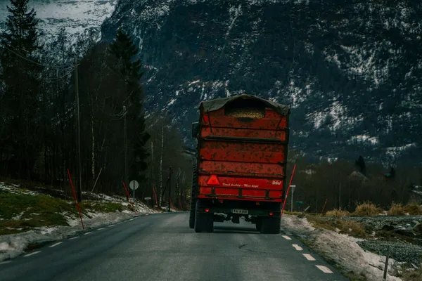 Norsk transportbedrift gjennomgår løyvegaranti-dokumenter og forskriftskrav