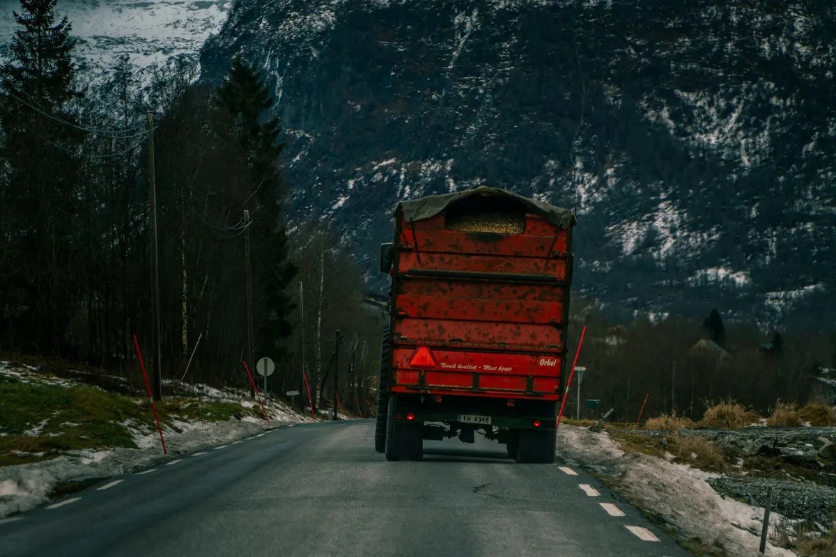 Norsk transportbedrift gjennomgår løyvegaranti-dokumenter og forskriftskrav