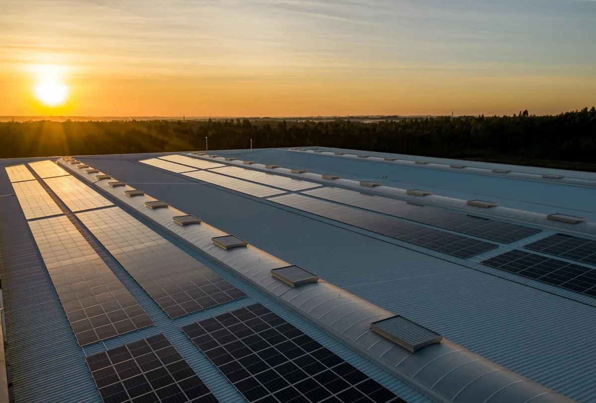 Solcelleanlegg installert på taket av et norsk næringsbygg
