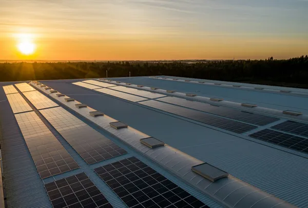 Solcelleanlegg installert på taket av et norsk næringsbygg