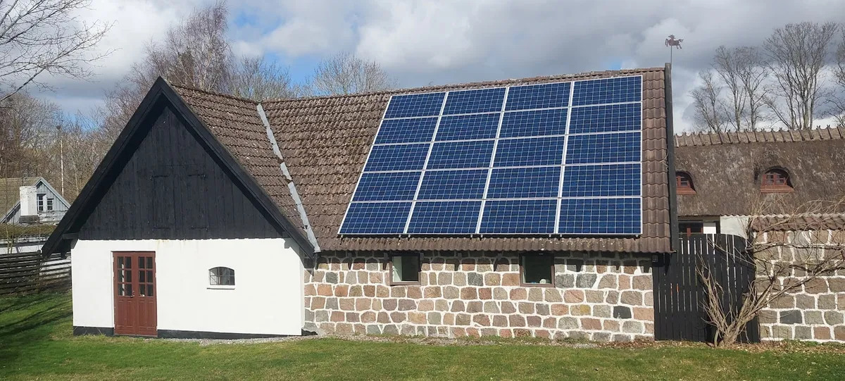 Solcelleanlegg montert på norsk låvetak