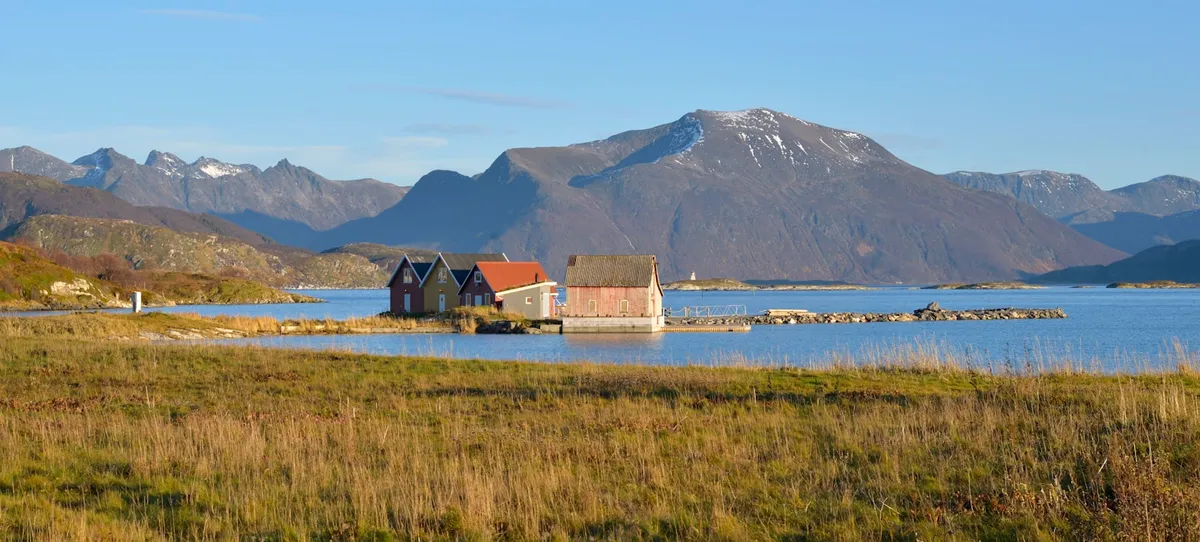 Norsk lakseoppdrettsanlegg med merder fordelt langs kystlinje