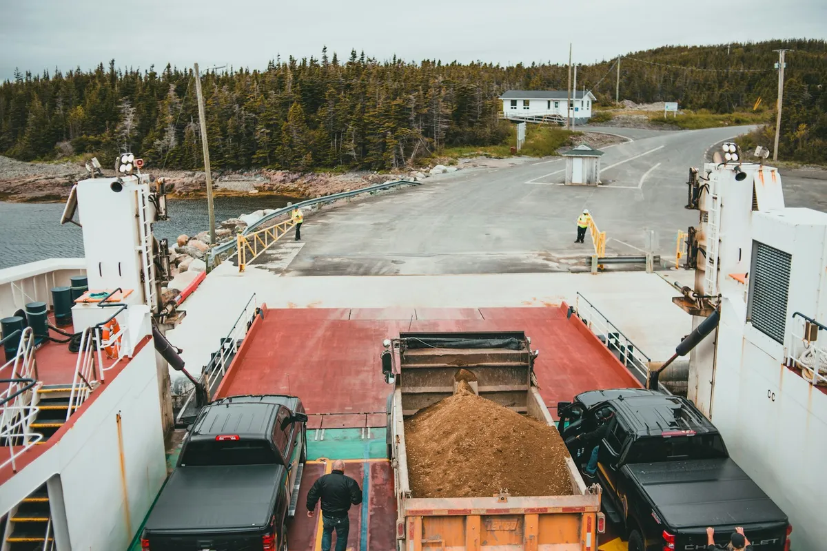 Lastebil-sjåfør sjekker fraktbrev ved lasterampe — typisk hverdag i norsk transportbransje