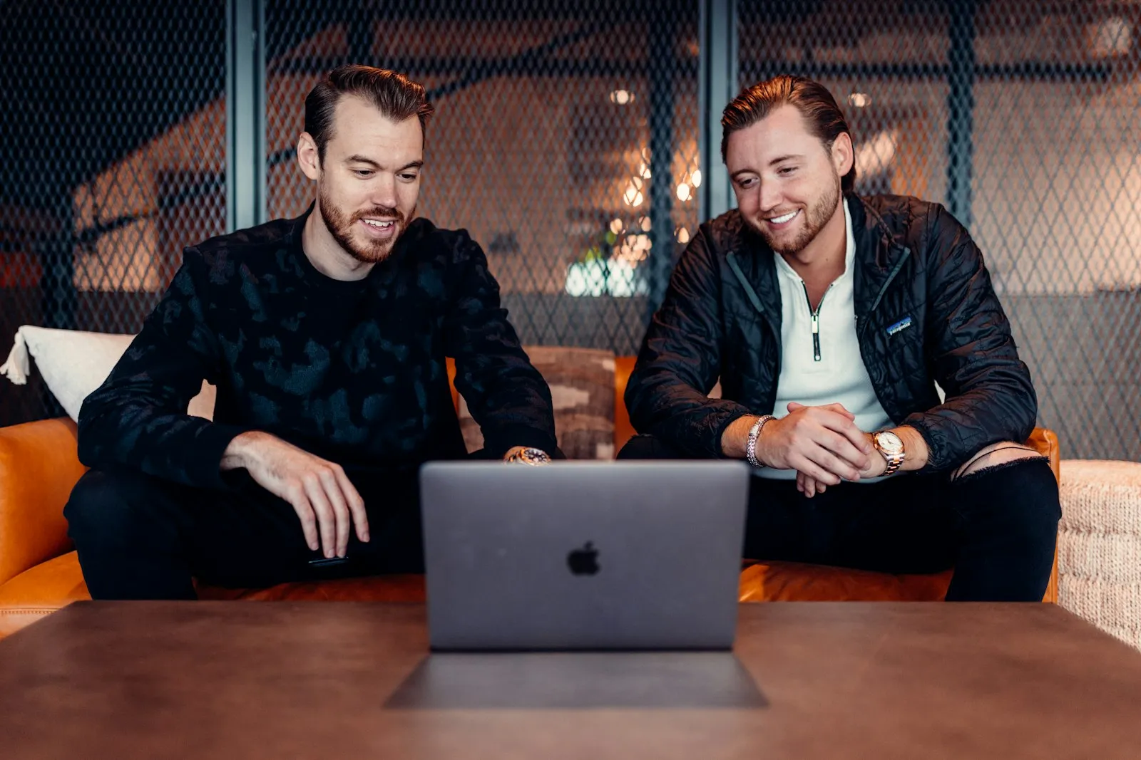 Nettbutikk-eier vurderer leverandørtilbud og volumrabatt på laptop