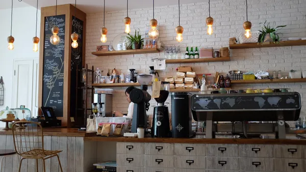 Moderne kafé i skandinavisk stil — typisk for kjededrift med flere lokasjoner
